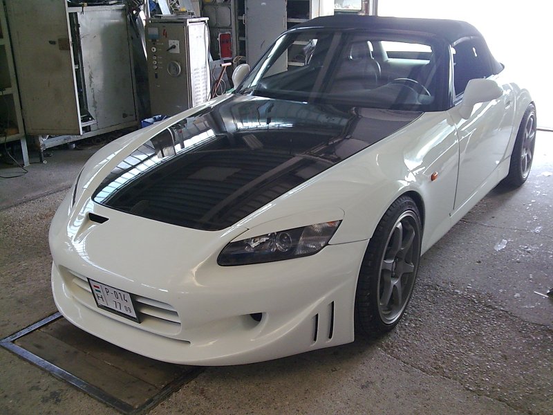 Fehér Honda S2000 egyedi karosszériaelemekkel a műhelyben